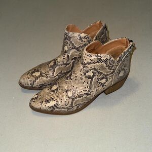 Maurices Women's US 7 Bootie Tan Black Almond Toe Back Zip Casual Ankle Boots